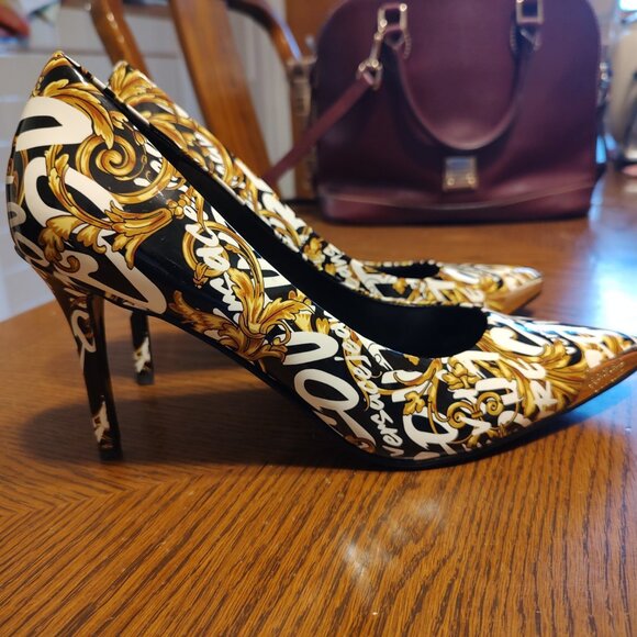 Elegant Black and Gold Women's Heels - Picture 2 of 7
